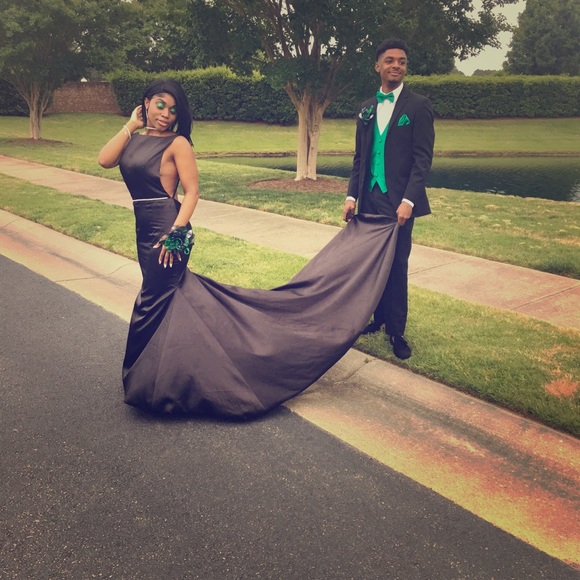 Black prom dress 2017. - Picture 1 of 4